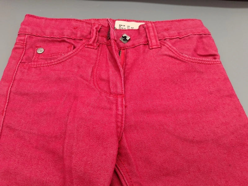 Bund, Gürtelschlaufen und vordere Taschen der pinken Jeans