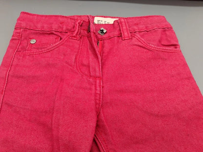 Bund, Gürtelschlaufen und vordere Taschen der pinken Jeans