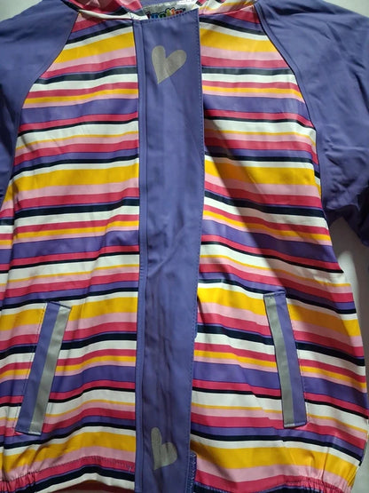 Streifen, Taschen und reflektierende Herzen der Regenjacke