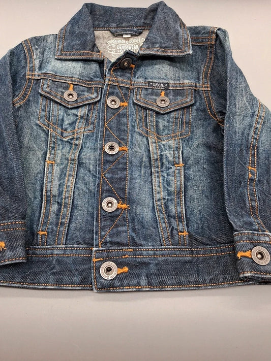 Jeansjacke mit Knopfleiste und Brusttaschen, Detailansicht