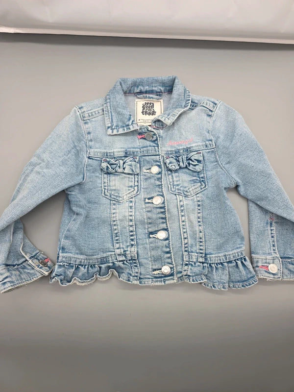 C&A Jeansjacke hellblau Größe 98, Vorderseite mit Schleifen und Rüschensaum
