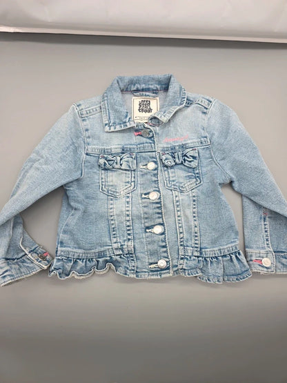 C&A Jeansjacke hellblau Größe 98, Vorderseite mit Schleifen und Rüschensaum