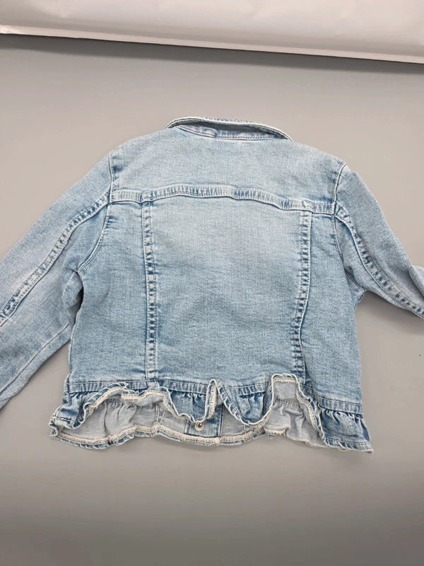 Rückseite der hellblauen Jeansjacke mit Rüschensaum