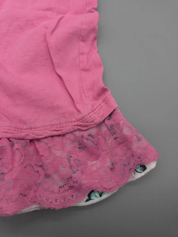 Detail des pinken Spitzenvolants am Saum