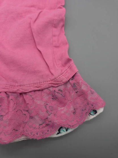 Detail des pinken Spitzenvolants am Saum