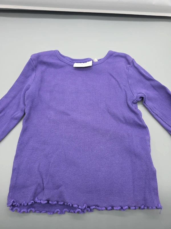 Jonas Nielsen Markenetikett im lila Langarmshirt