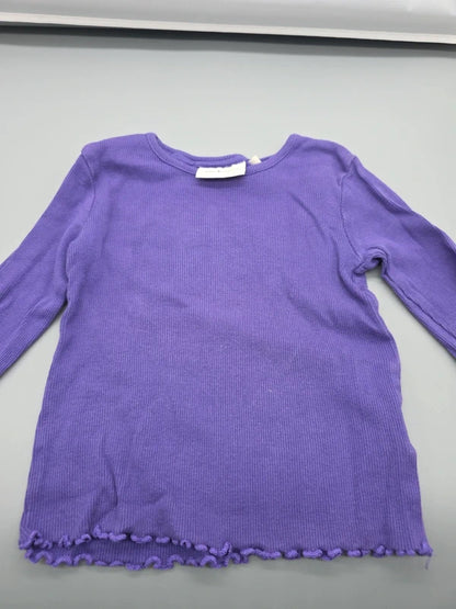 Jonas Nielsen Markenetikett im lila Langarmshirt