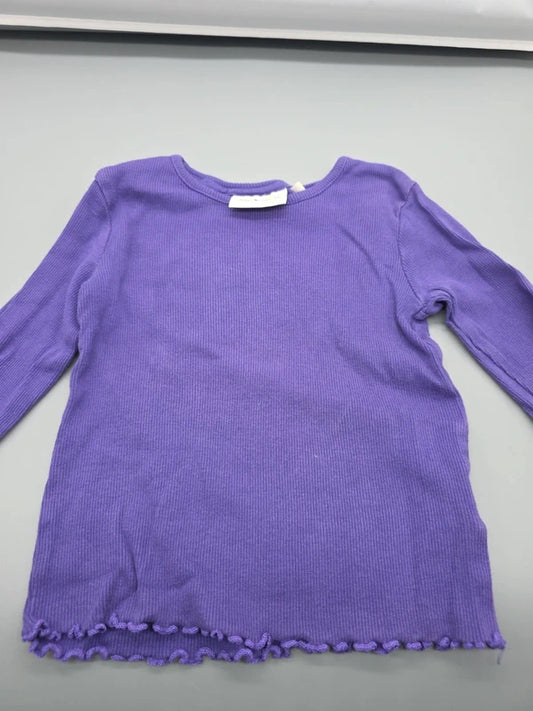 Jonas Nielsen Markenetikett im lila Langarmshirt