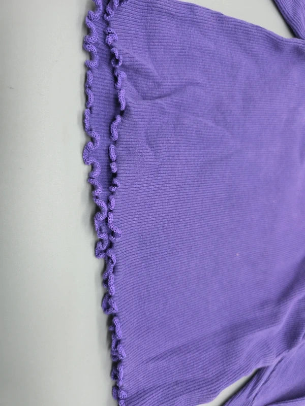 Rippstruktur und gewellter Saum des lila Langarmshirts