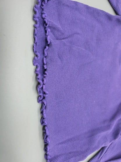 Rippstruktur und gewellter Saum des lila Langarmshirts