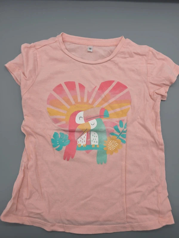 Roséfarbenes T-Shirt Größe 104 mit tropischem Vogelmotiv, Vorderseite