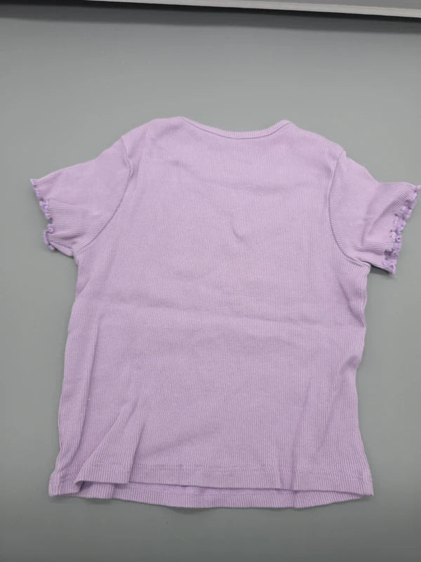 Rückseite des fliederfarbenen H&M T-Shirts