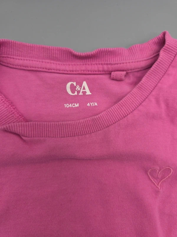 C&A Größenaufdruck 104 cm, 4 Jahre und Herzdetail