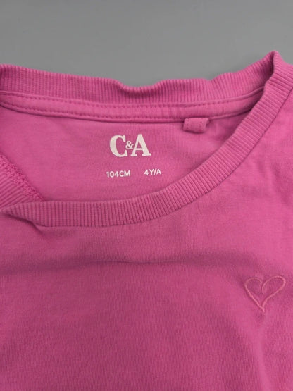 C&A Größenaufdruck 104 cm, 4 Jahre und Herzdetail