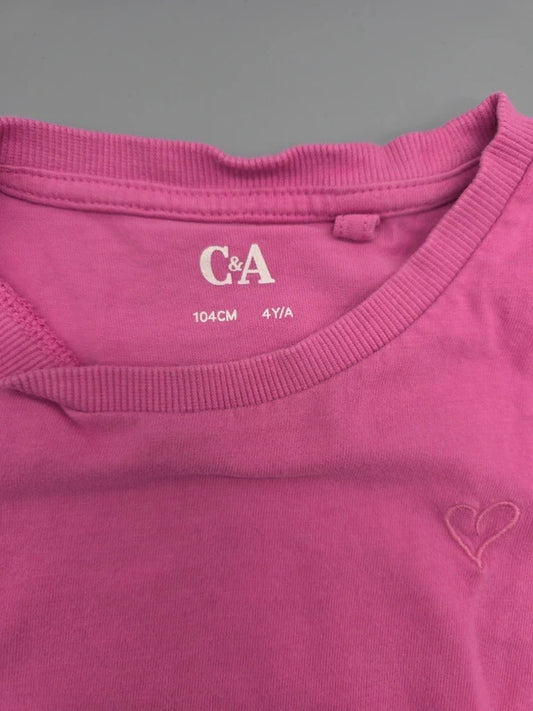 C&A Größenaufdruck 104 cm, 4 Jahre und Herzdetail