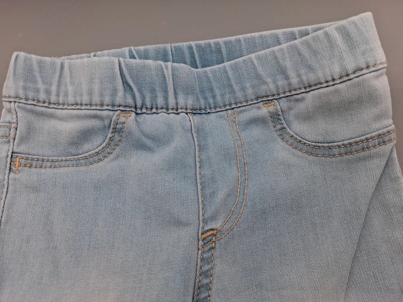 Gummibund und dekorative Vordertaschen der H&M Jeans