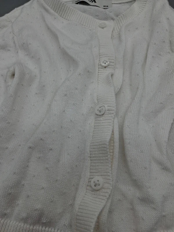 Strickmuster und Knöpfe der weißen C&A Strickjacke