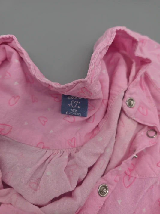 Detail der Druckknopfleiste und des Kiki & Koko Markenetiketts