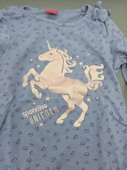 Detail des Einhornmotivs und der dekorativen Schleife am Kiki & Koko Shirt