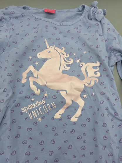 Detail des Einhornmotivs und der dekorativen Schleife am Kiki & Koko Shirt