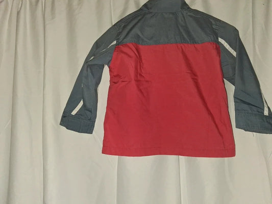 Impidimpi Sommerjacke grau-rot mit weißen Ärmelstreifen, Vorderseite