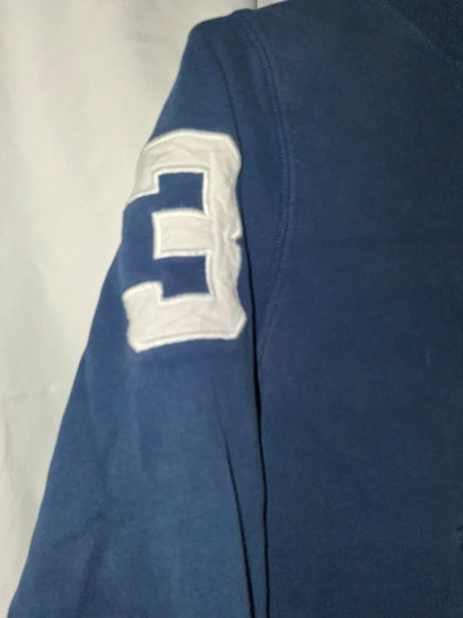 Zahl 3 am Ärmel des Hoodies