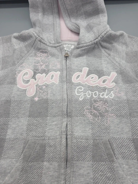 Detail der Schriftzüge, Verzierungen und Taschen der H&M Sweatjacke