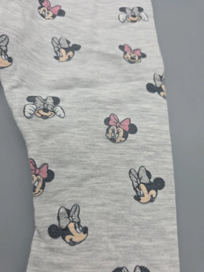Detail des Minnie-Maus-Musters mit rosa und grauen Schleifen