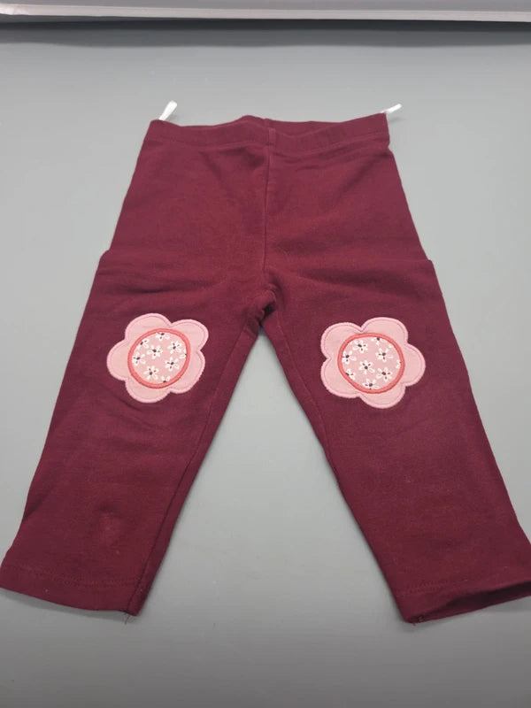 Burgunderrote Baby Club Babyhose mit rosa Blumenapplikationen, Größe 80