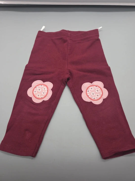 Burgunderrote Baby Club Babyhose mit rosa Blumenapplikationen, Größe 80