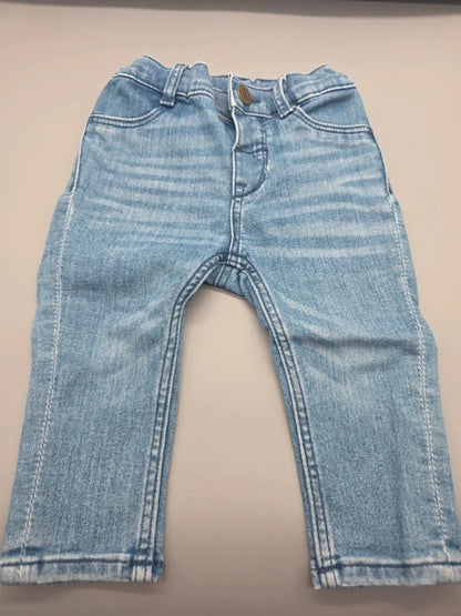 Hellblaue H&M Babyjeans in Größe 74, Vorderansicht