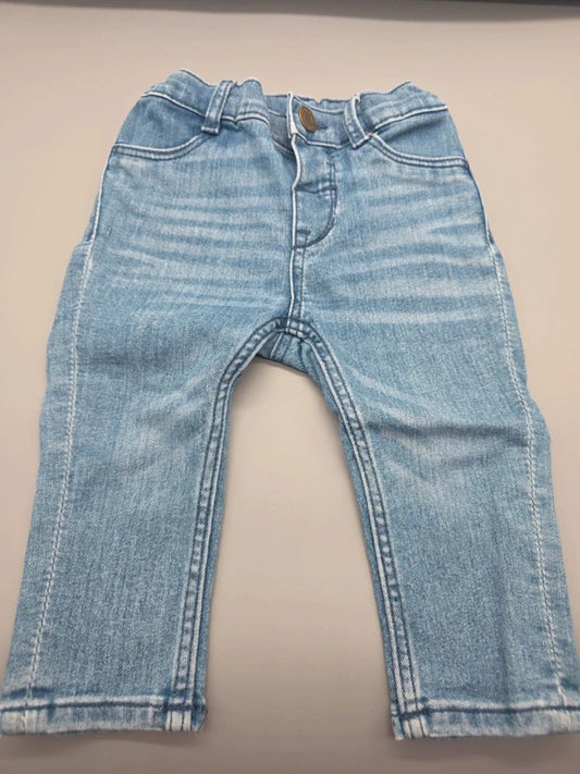 Hellblaue H&M Babyjeans in Größe 74, Vorderansicht