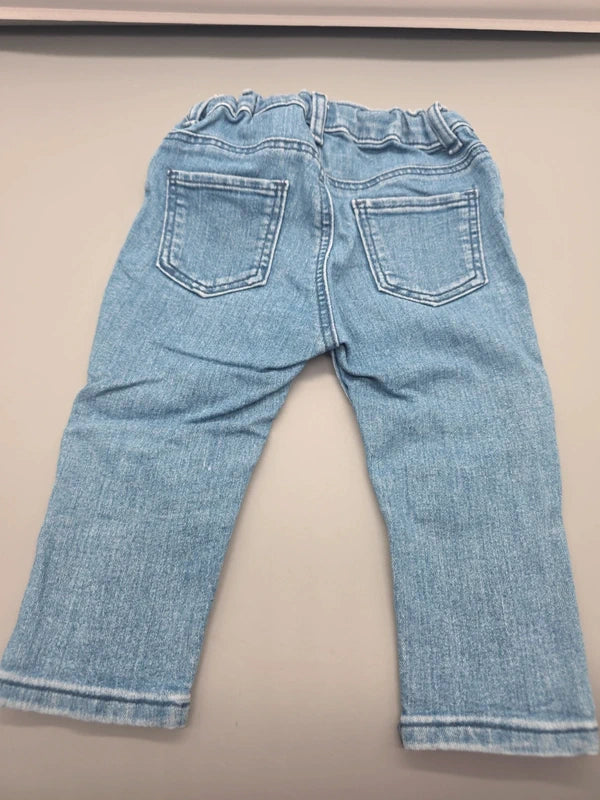 Rückansicht der hellblauen H&M Babyjeans mit Gesäßtaschen