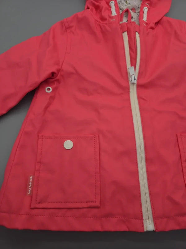 Zara Baby-Kapuzenjacke in Korallenrot, Vorderansicht