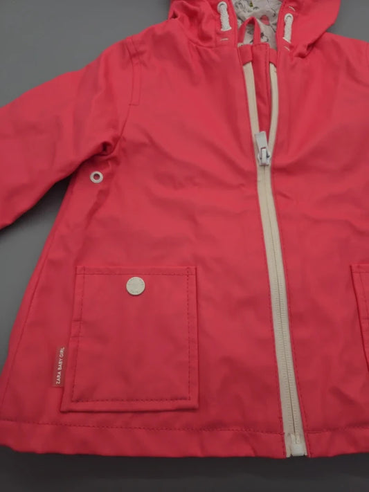 Zara Baby-Kapuzenjacke in Korallenrot, Vorderansicht