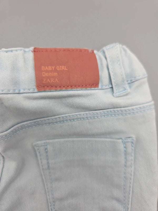 Zara Markenpatch am hinteren Bund der Babyjeans
