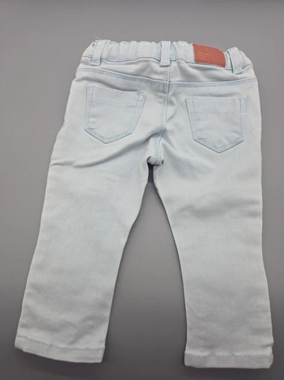 Rückansicht der hellblauen Zara Babyjeans mit Gesäßtaschen