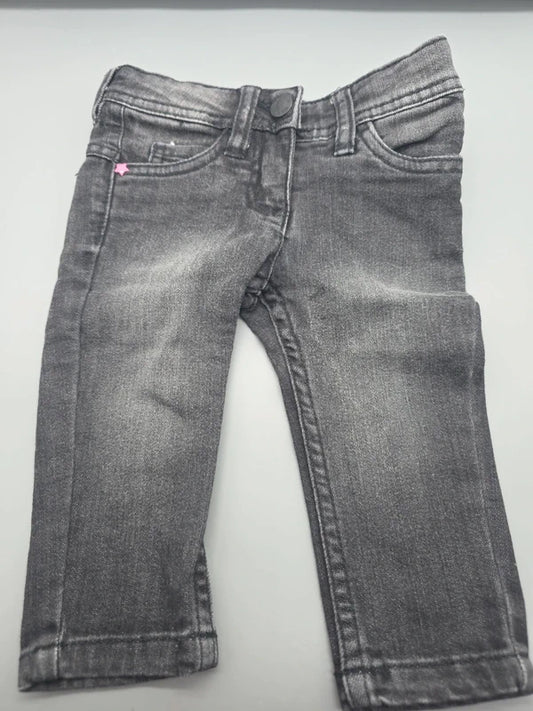 Rückansicht der Papagino Babyjeans mit Gesäßtaschen und rosa Stern-Details