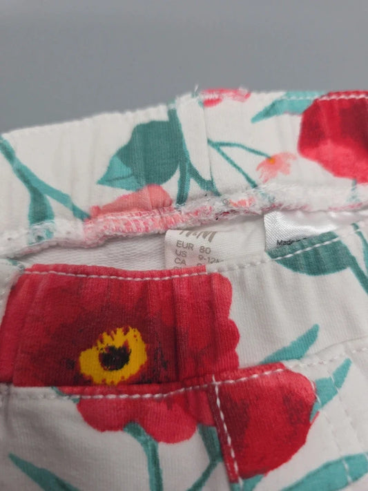 H&M Etikett mit Größe 80 und Detail des Blumenmusters