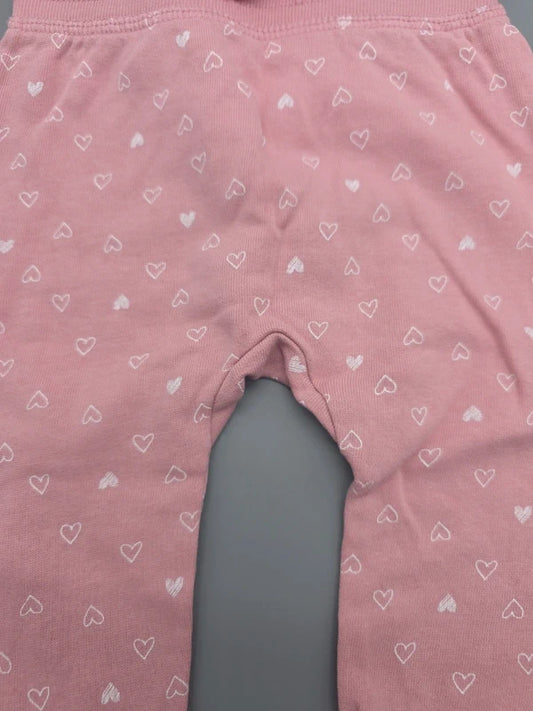Detail der hellen Herzen auf der roséfarbenen H&M Babyhose