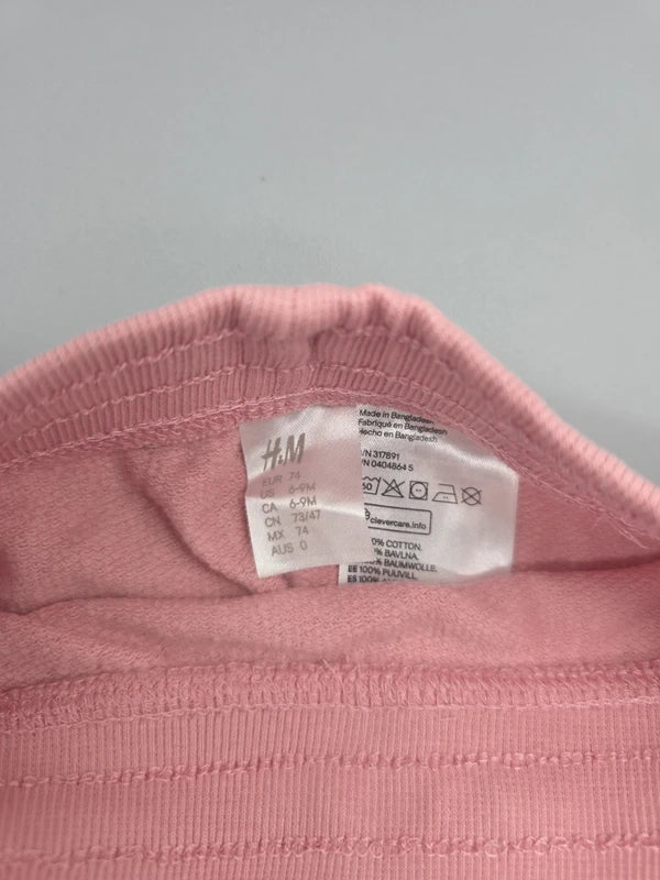 H&M Marken- und Pflegeetikett der roséfarbenen Babyhose