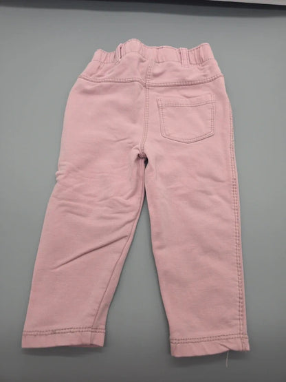 Rückansicht der roséfarbenen s.Oliver Babyhose mit Gesäßtasche