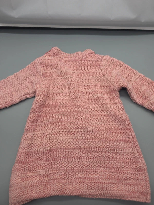 Rückansicht des roséfarbenen Baby-Strickkleids mit Strukturmuster