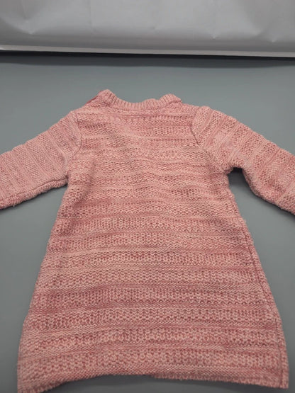 Rückansicht des roséfarbenen Baby-Strickkleids mit Strukturmuster