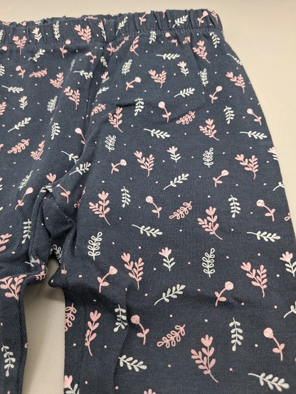 Detail des rosa und hellen Pflanzenmusters und elastischen Bundes