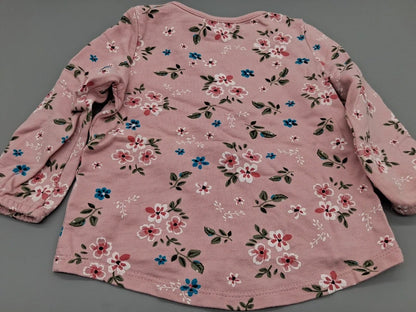Rückansicht des Baby Club Langarmshirts mit abgerundetem Saum