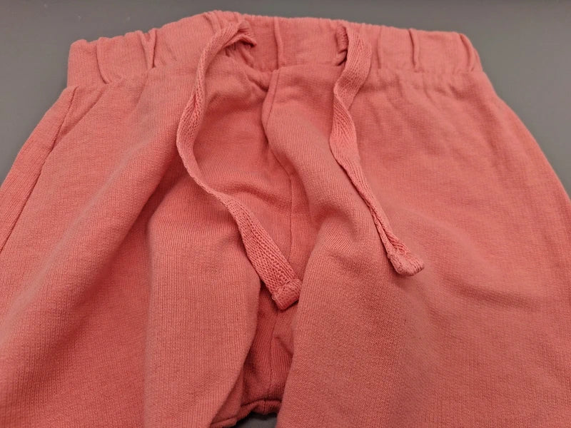 Detail des elastischen Bundes mit Bindeband der Pocopiano Babyhose