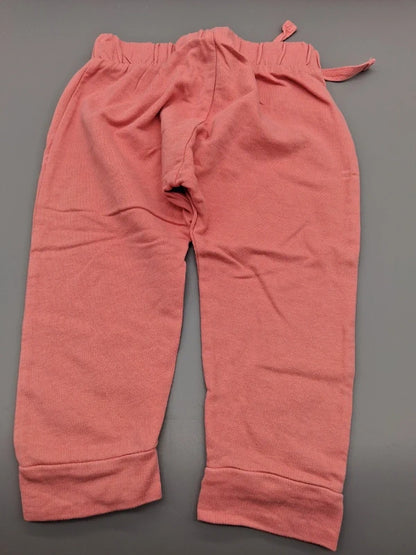 Rückansicht der korallenroten Pocopiano Babyhose