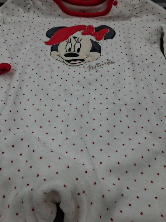 Minnie-Maus-Motiv und Punktmuster auf dem Baby-Schlafanzug