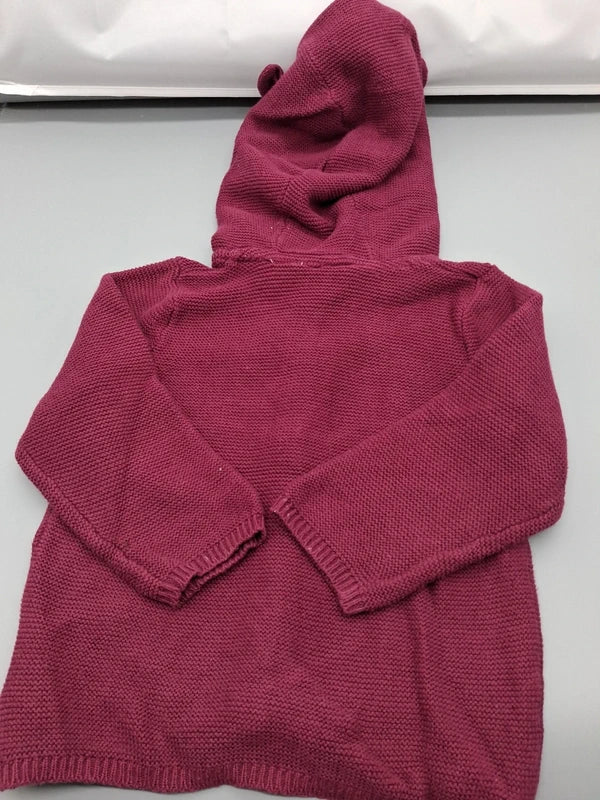 Rückansicht der burgunderroten Lupilu Baby-Strickjacke